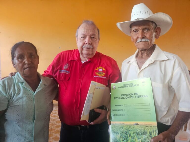 Nuestra galería de algunos beneficiarios en el evento de entrega de títulos en Orica, Fco. Morazán
